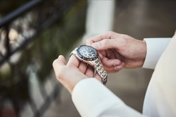 Hombre de negocios comprobar la hora en su reloj de pulsera, hombre poniendo reloj en la mano, novio preparándose en la mañana antes de la ceremonia de la boda. Moda de hombres — Foto de Stock