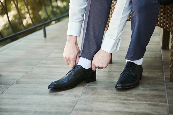 Zapatos de ropa de hombre de negocios, hombre preparándose para el trabajo, novio mañana antes de la ceremonia de la boda. Moda de hombres — Foto de Stock