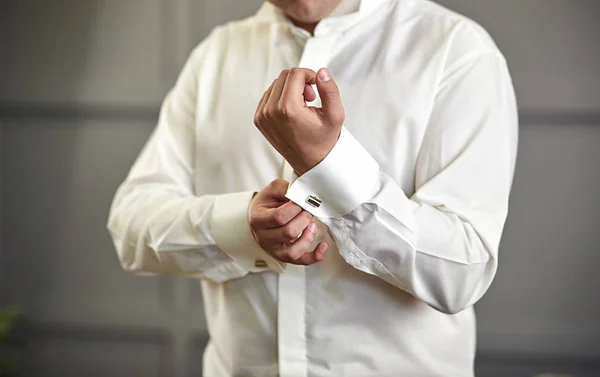 Zakenman jurken wit shirt, mannelijke handen closeup, bruidegom klaar in de ochtend voor de huwelijksceremonie — Stockfoto