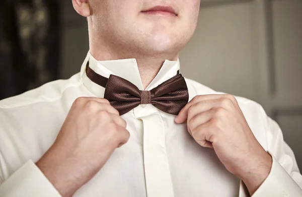 Homem de negócios colocando gravata borboleta, homem roupas de borboleta, noivo se preparando pela manhã antes da cerimônia de casamento. Moda Masculina — Fotografia de Stock