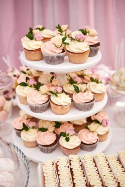 Lezzetli tatlı büfeyle süslenmiş şekerleme ve diğer tatlılar / şekerler, mutlu yıllar konsepti.