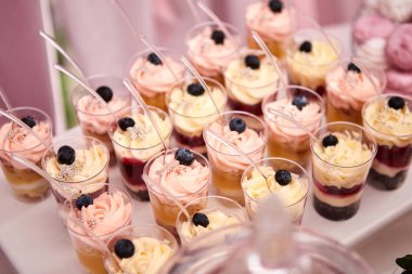 Lezzetli tatlı büfeyle süslenmiş şekerleme ve diğer tatlılar / şekerler, mutlu yıllar konsepti.