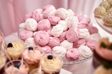 Lezzetli tatlı büfeyle süslenmiş şekerleme ve diğer tatlılar / şekerler, mutlu yıllar konsepti.