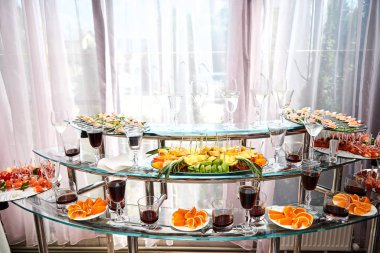 Farklı kanepeler, sandviçler, lokantada yenmeye hazır atıştırmalıklar servis edilir.