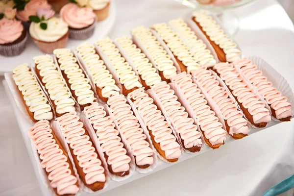 キャンディバーは、カップケーキやその他のデザート/キャンディーとおいしい甘いビュッフェで装飾され、幸せな誕生日のコンセプト — ストック写真