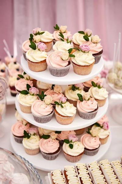 Bar à bonbons décoré par un délicieux buffet sucré avec cupcakes et autres desserts / bonbons, concept joyeux anniversaire — Photo