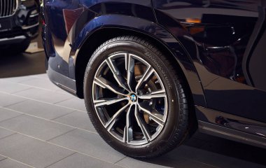 31 Ocak 2020, Vinnitsa, Ukrayna. Galeride yeni Bmw X6 araba sunumu - tekerlek