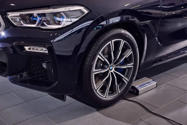31 января 2020 г. - Винница, Украина. Новая презентация автомобиля BMW X6 в салоне - колесо — стоковое фото
