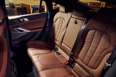 31 Ocak 2020, Vinnitsa, Ukrayna. Showroom 'da yeni Bmw X6 araba sunumu - kabinin içi