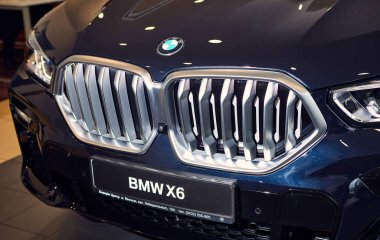 31 Ocak 2020, Vinnitsa, Ukrayna. Galeri odasında yeni Bmw X6 araba sunumu - radyatör ekranı