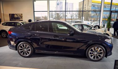 31 Ocak 2020, Vinnitsa, Ukrayna. Galeride yeni Bmw X6 araba sunumu - ön tarafta 