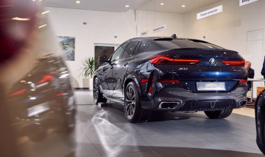 31 Ocak 2020, Vinnitsa, Ukrayna. Galeride yeni Bmw X6 araba sunumu - arka görünüm 