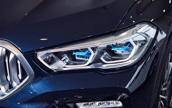31 de enero de 2020 - Vinnitsa, Ucrania. Nuevo BMW X6 presentación de coches en la sala de exposición - nueva tecnología láser faros —  Fotos de Stock