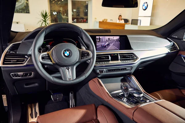 31 janvier 2020 - Vinnitsa, Ukraine. Présentation de la nouvelle BMW X6 dans le showroom intérieur de la cabine — Photo