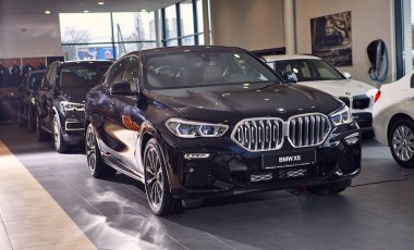 31 Ocak 2020, Vinnitsa, Ukrayna. Galeride yeni Bmw X6 araba sunumu - ön tarafta 