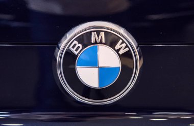 31 Ocak 2020, Vinnitsa, Ukrayna. Showroom 'da yeni Bmw X6 araba sunumu - logo