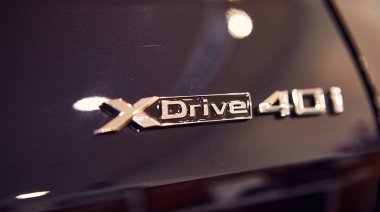 31 Ocak 2020, Vinnitsa, Ukrayna. Showroom 'da yeni Bmw X6 araba sunumu - logo