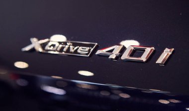 31 Ocak 2020, Vinnitsa, Ukrayna. Showroom 'da yeni Bmw X6 araba sunumu - logo