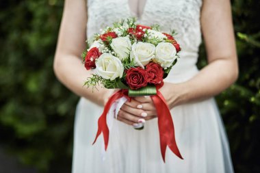 Gelinin elindeki buket, düğün töreninden önce hazırlanan kadın.