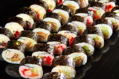 Siyah taşla servis edilen çeşitli suşi çeşitleri. Japon yemeği.