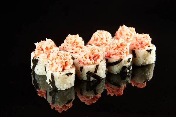 Rolo Sushi Tradicional Com Enguia Defumada Queijo Creme Caviar Abacate — Fotografia de Stock
