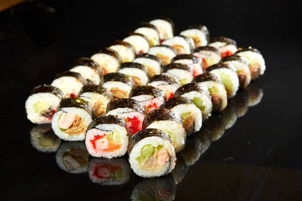 Vari Tipi Set Sushi Roll Serviti Pietra Nera Cibo Giapponese — Foto Stock
