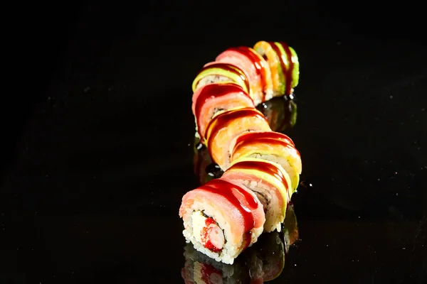 Sushi Tradizionale Dragon Roll Pietra Nera Cibo Giapponese — Foto Stock