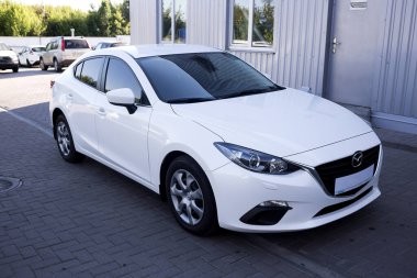 19 Mayıs 2017, Vinnitsa, Ukrayna. Mazda 3 araba sunumu sergi salonunda - ön tarafta 