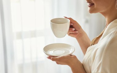 Evde kahve içen kadın.