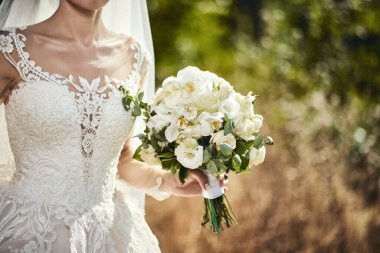 Gelinin elindeki buket, düğün töreninden önce hazırlanan kadın.