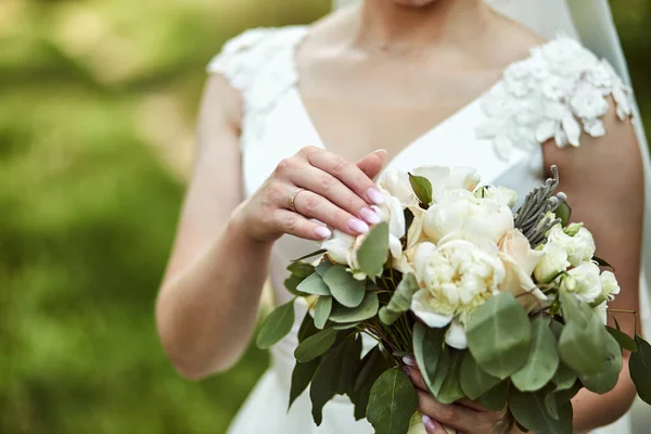 Bukett Händerna Bruden Kvinna Gör Sig Redo Före Bröllopsceremonin — Stockfoto