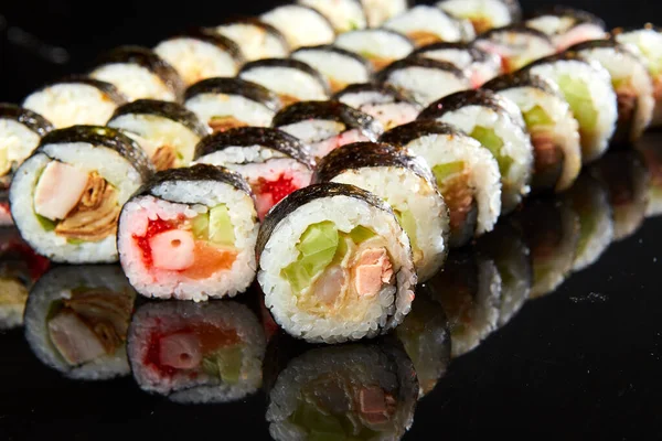 Vários Tipos Conjunto Rolo Sushi Servido Pedra Preta Comida Japonesa — Fotografia de Stock