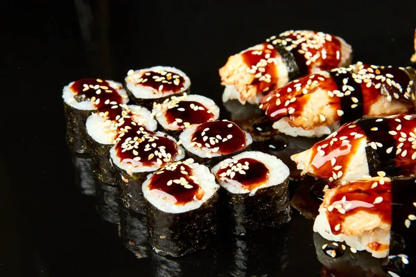 Vari Tipi Set Sushi Roll Serviti Pietra Nera Cibo Giapponese — Foto Stock