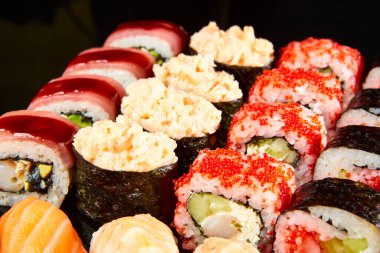 Siyah taşla servis edilen çeşitli suşi çeşitleri. Japon yemeği.