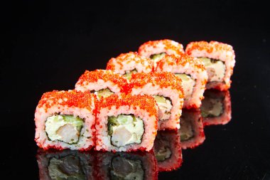 Geleneksel suşi rulosu, karides, krem peynir, havyar ve siyah taşta salatalık. Japon yemeği.