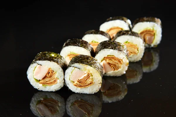 Rotolo Sushi Tradizionale Con Frittata Uovo Brandelli Cibo Giapponese — Foto Stock