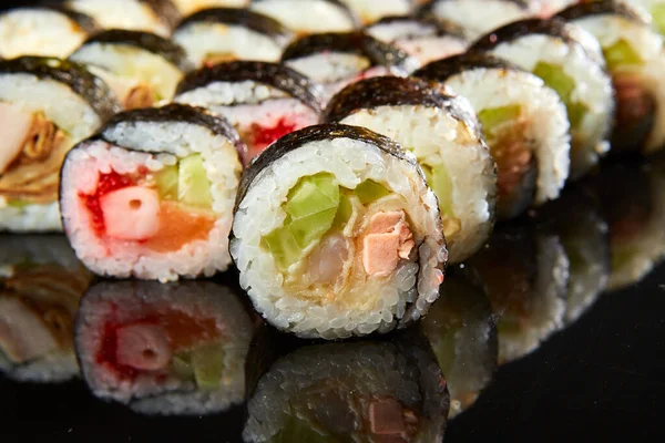 Vários Tipos Conjunto Rolo Sushi Servido Pedra Preta Comida Japonesa — Fotografia de Stock