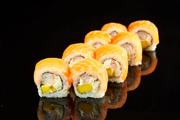 Filadelfia Arrotolare Sushi Con Salmone Avocado Crema Formaggio Cibo Giapponese — Foto Stock