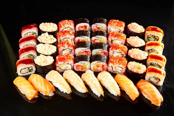 Siyah taşla servis edilen çeşitli suşi çeşitleri. Japon yemeği.