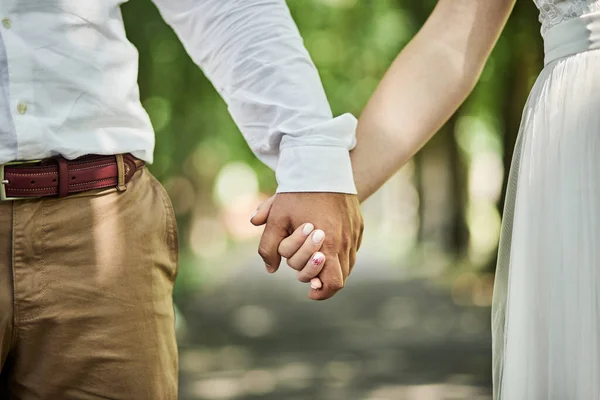 Kärleksfullt Par Som Håller Händer — Stockfoto