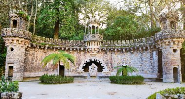Portekiz, Sintra 'daki Quinta da Regaleira' nın başlangıç kuyusunun girişlerinden biri olan Koruyucular portalı..
