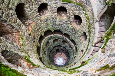 Quinta da Regaleira 'nın başlangıç kuyusu yer altına inen ve yer altından diğer tünellere bağlanan 27 metrelik bir merdiven. Sintra, Portekiz 'de bulunmaktadır..