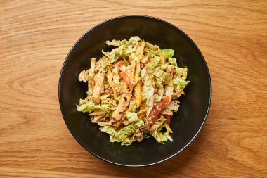 Sebzeli tavuk salatası ve karışık yeşillik aromalı susam tohumları. Lezzetli sağlıklı yemek..