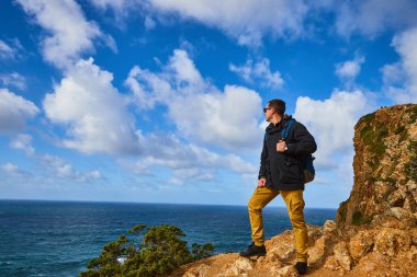 Cape Cabo da Roca 'da genç bir turist. Manzarası güzel, kış gezisi. Portekiz 'de Avrupa' nın en batı noktası