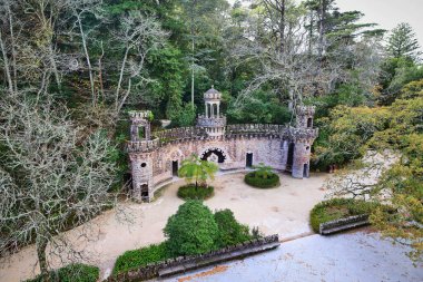 Portekiz, Sintra 'daki Quinta da Regaleira' nın başlangıç kuyusunun girişlerinden biri olan Koruyucular portalı..