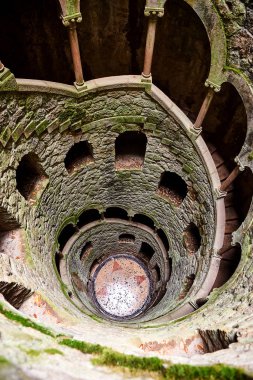 Quinta da Regaleira 'nın başlangıç kuyusu yer altına inen ve yer altından diğer tünellere bağlanan 27 metrelik bir merdiven. Sintra, Portekiz 'de bulunmaktadır..