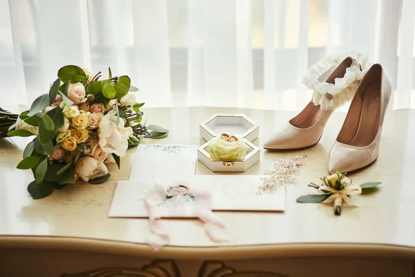 Bruids Accessoires Zoals Schoenen Boeket Ring Uitnodigingskaarten Liggen Een Tafel — Stockfoto