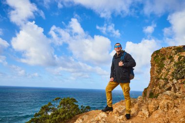 Cape Cabo da Roca 'da genç bir turist. Manzarası güzel, kış gezisi. Portekiz 'de Avrupa' nın en batı noktası