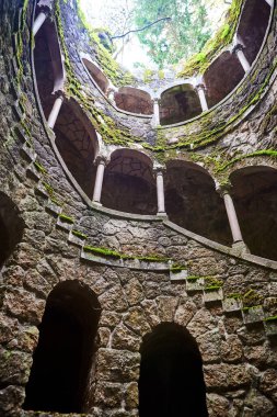 Quinta da Regaleira 'nın başlangıç kuyusu yer altına inen ve yer altından diğer tünellere bağlanan 27 metrelik bir merdiven. Sintra, Portekiz 'de bulunmaktadır..