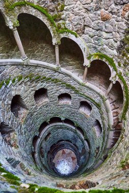 Quinta da Regaleira 'nın başlangıç kuyusu yer altına inen ve yer altından diğer tünellere bağlanan 27 metrelik bir merdiven. Sintra, Portekiz 'de bulunmaktadır..